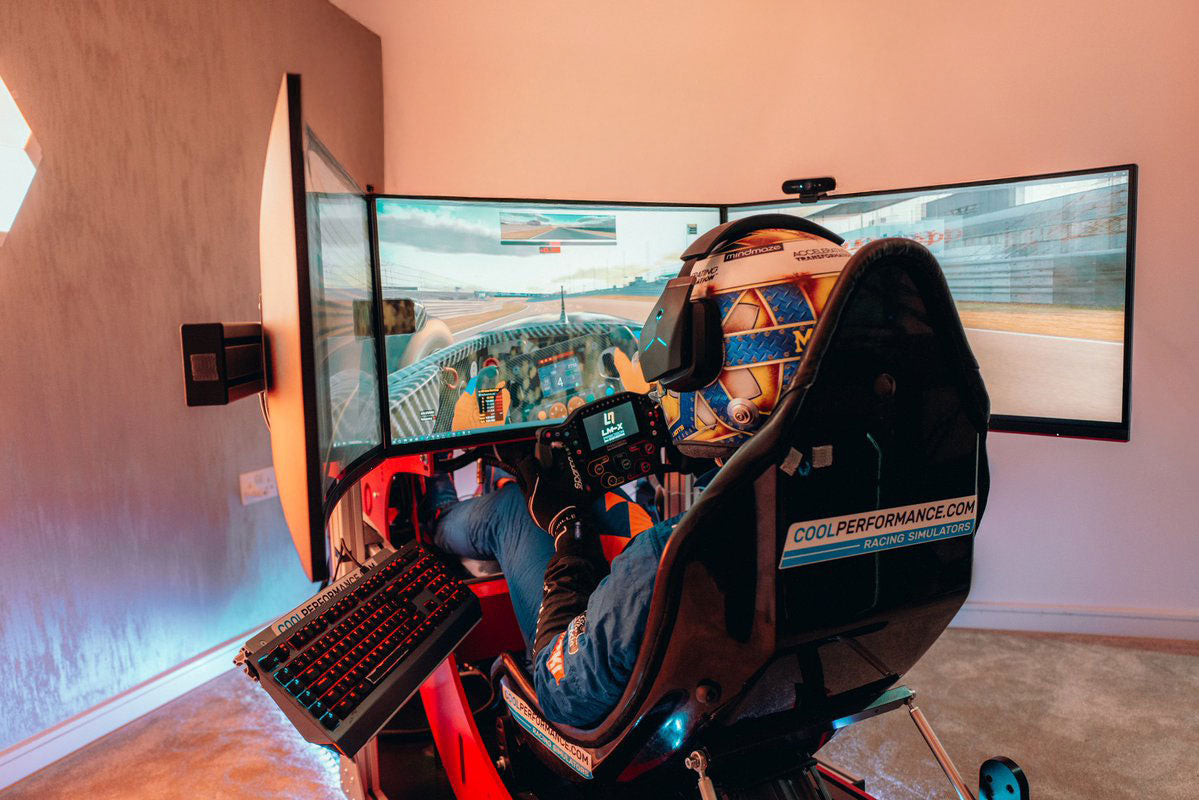 lando norris driving his formula pro F1 simulator
