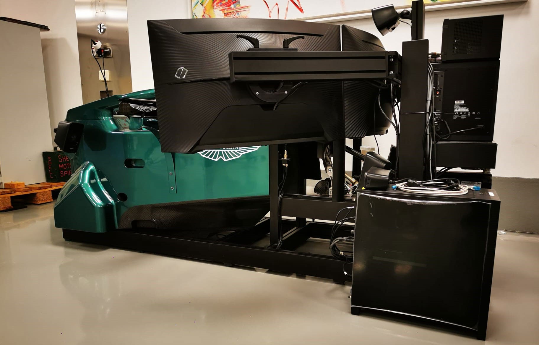 Aston Martin F1 x Cool performance racing simulator